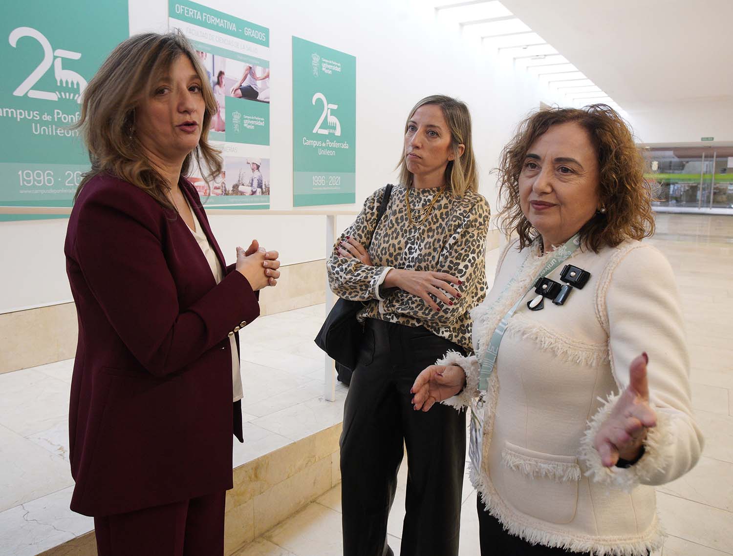 César Sánchez ICAL. La directora de Universidades e Investigación de la Junta de Castilla y León, Blanca Ares (I), junto a la rectora de la Universidad de León, Nuria González (C), y la vicerrectora para el campus (2).