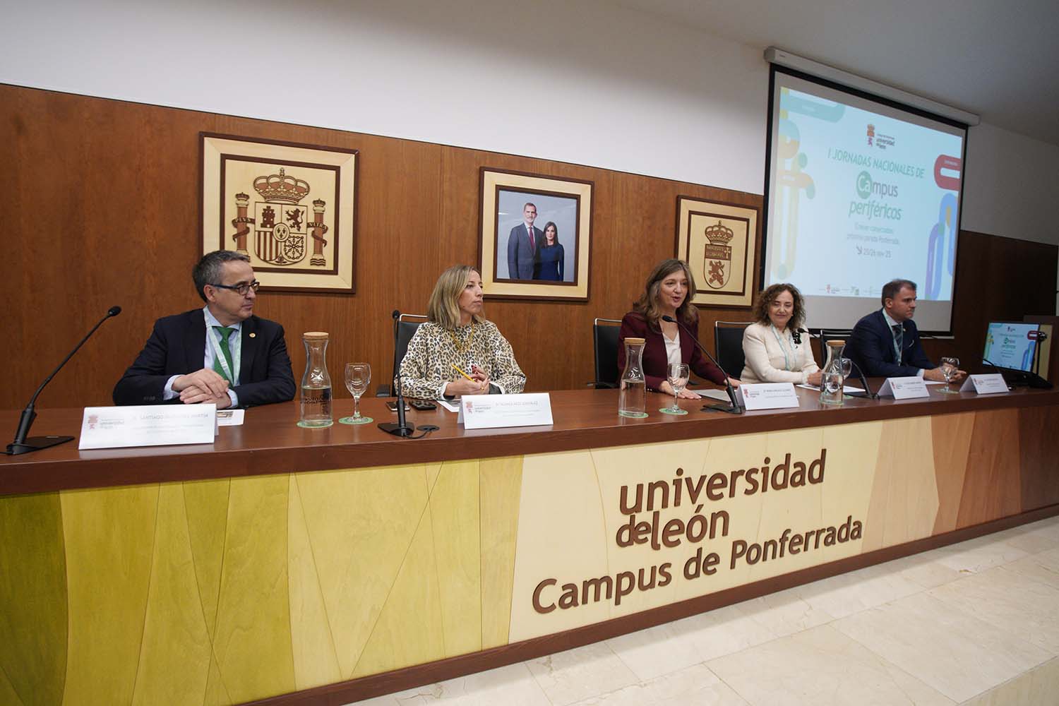 César Sánchez ICAL. (I a D) El vicerrector de Actividad Académica de la Universidad de León, Julio Abad; la directora de Universidades e Investigación de la Junta de Castilla y León, Blanca Ares; la rectora de la Uni.