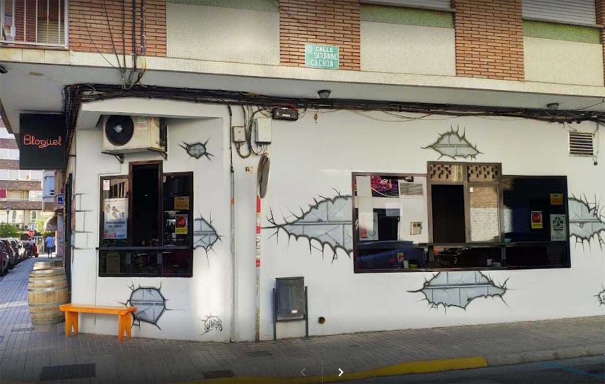 Fuerzan la entrada del bar Bloguel de Ponferrada y roban dinero