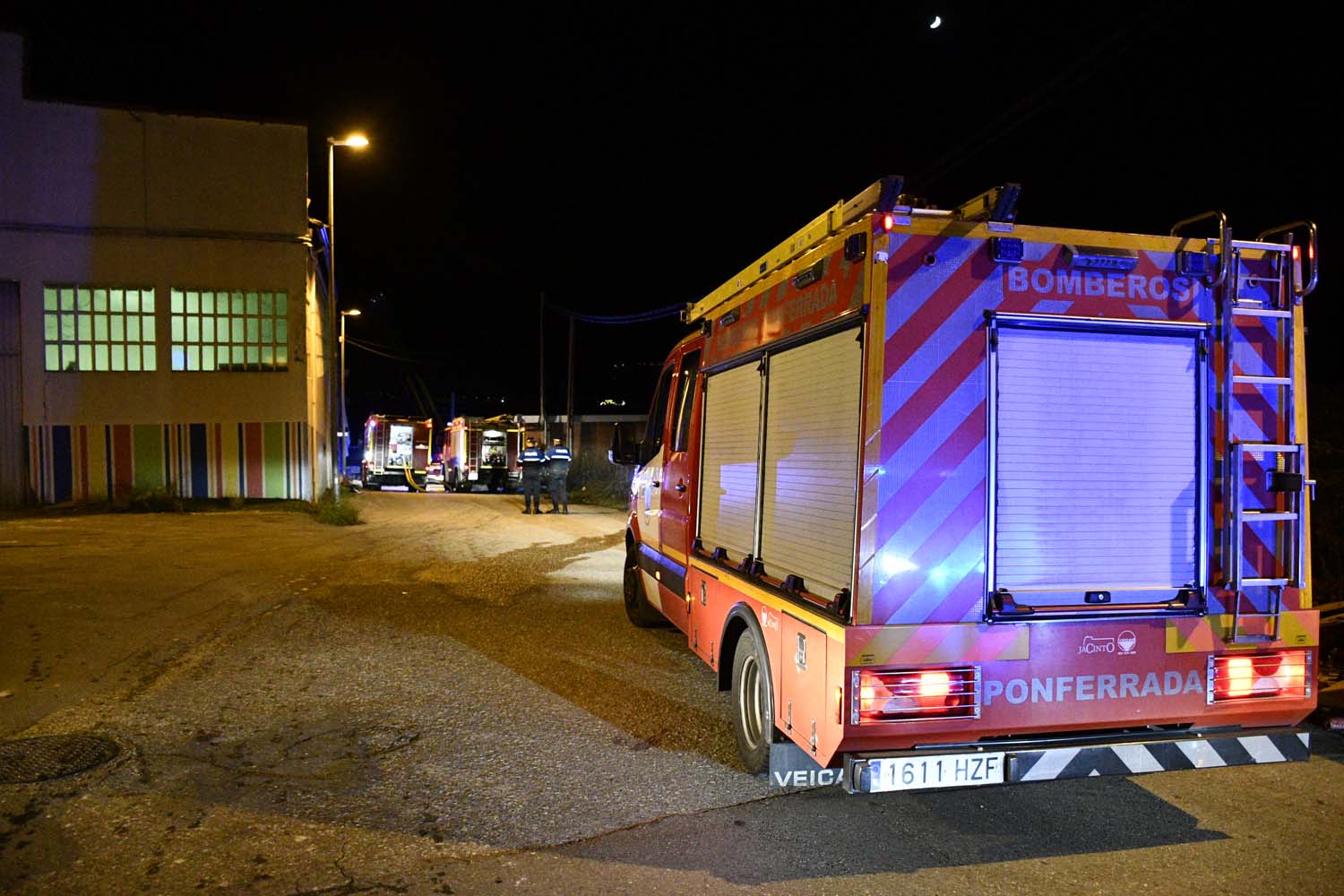 Incendio de una nave en Montearenas (2)