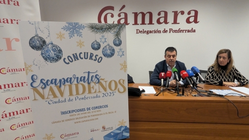 Concurso de Escaparates Navideños 2025. Vicepresidente de la Cámara de Comercio, Javier Morán, y la responsable de la Delegación, Vanesa Capilla