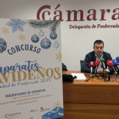 Concurso de Escaparates Navideños 2025. Vicepresidente de la Cámara de Comercio, Javier Morán, y la responsable de la Delegación, Vanesa Capilla
