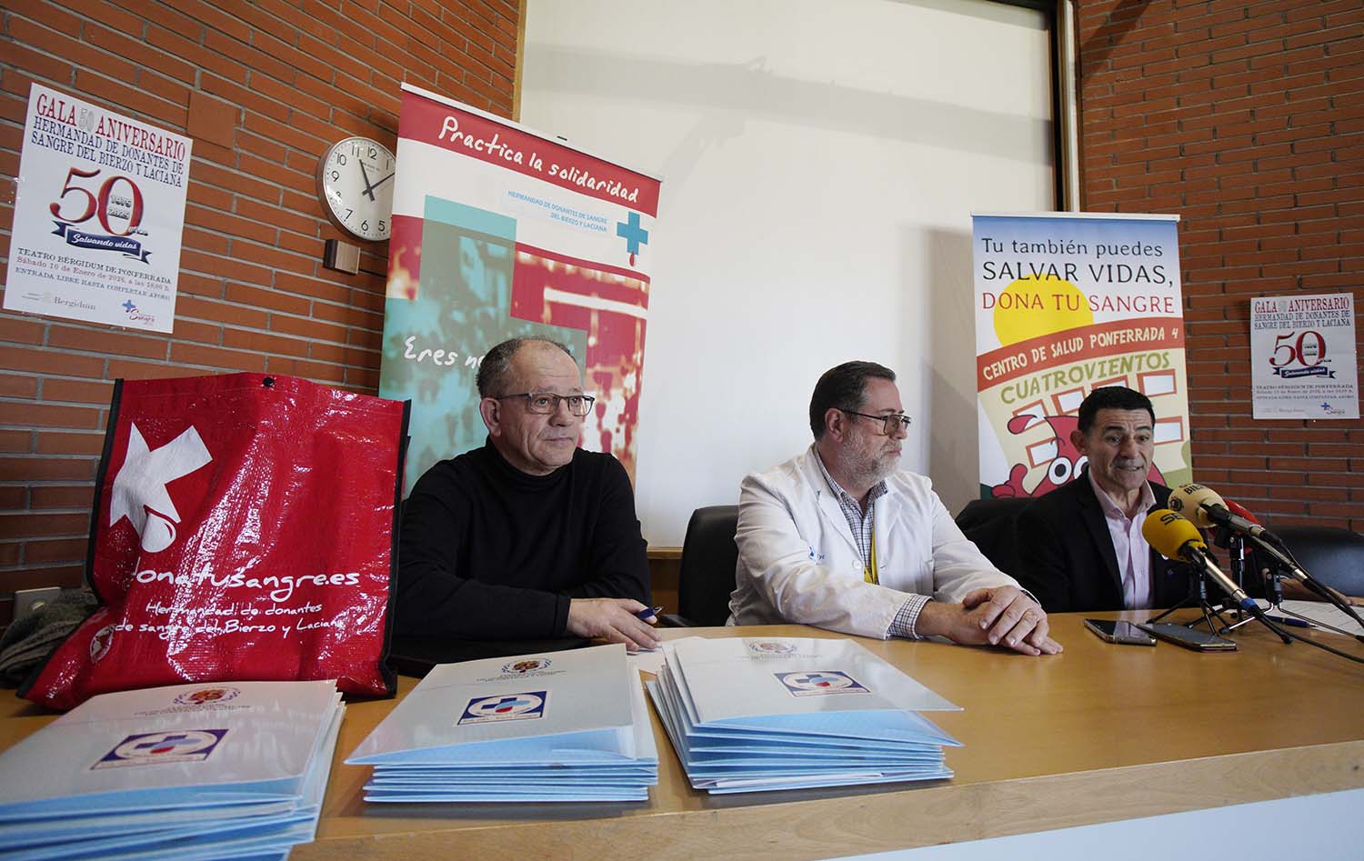 César Sánchez ICAL. El responsable de la Gerencia de Asistencia Sanitaria del Bierzo, Juan Ortiz de Saracho (C), junto a los representantes de la Hermandad de Donantes de Sangre del Bierzo, José Miguel Álvarez (I)