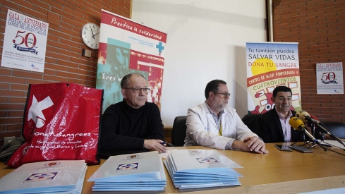 César Sánchez ICAL. El responsable de la Gerencia de Asistencia Sanitaria del Bierzo, Juan Ortiz de Saracho (C), junto a los representantes de la Hermandad de Donantes de Sangre del Bierzo, José Miguel Álvarez (I)