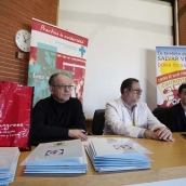 César Sánchez ICAL. El responsable de la Gerencia de Asistencia Sanitaria del Bierzo, Juan Ortiz de Saracho (C), junto a los representantes de la Hermandad de Donantes de Sangre del Bierzo, José Miguel Álvarez (I)