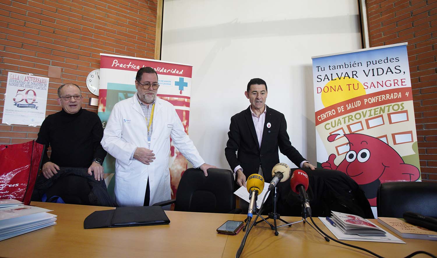 César Sánchez ICAL. El responsable de la Gerencia de Asistencia Sanitaria del Bierzo, Juan Ortiz de Saracho (C), junto a los representantes de la Hermandad de Donantes de Sangre del Bierzo, José Miguel Álvarez (I),