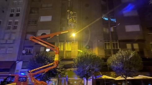 Los Bomberos de Ponferrada auxilian a una mujer en silla de ruedas desplegando el camión escalera en la Avenida del Castillo