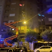 Los Bomberos de Ponferrada auxilian a una mujer en silla de ruedas desplegando el camión escalera en la Avenida del Castillo