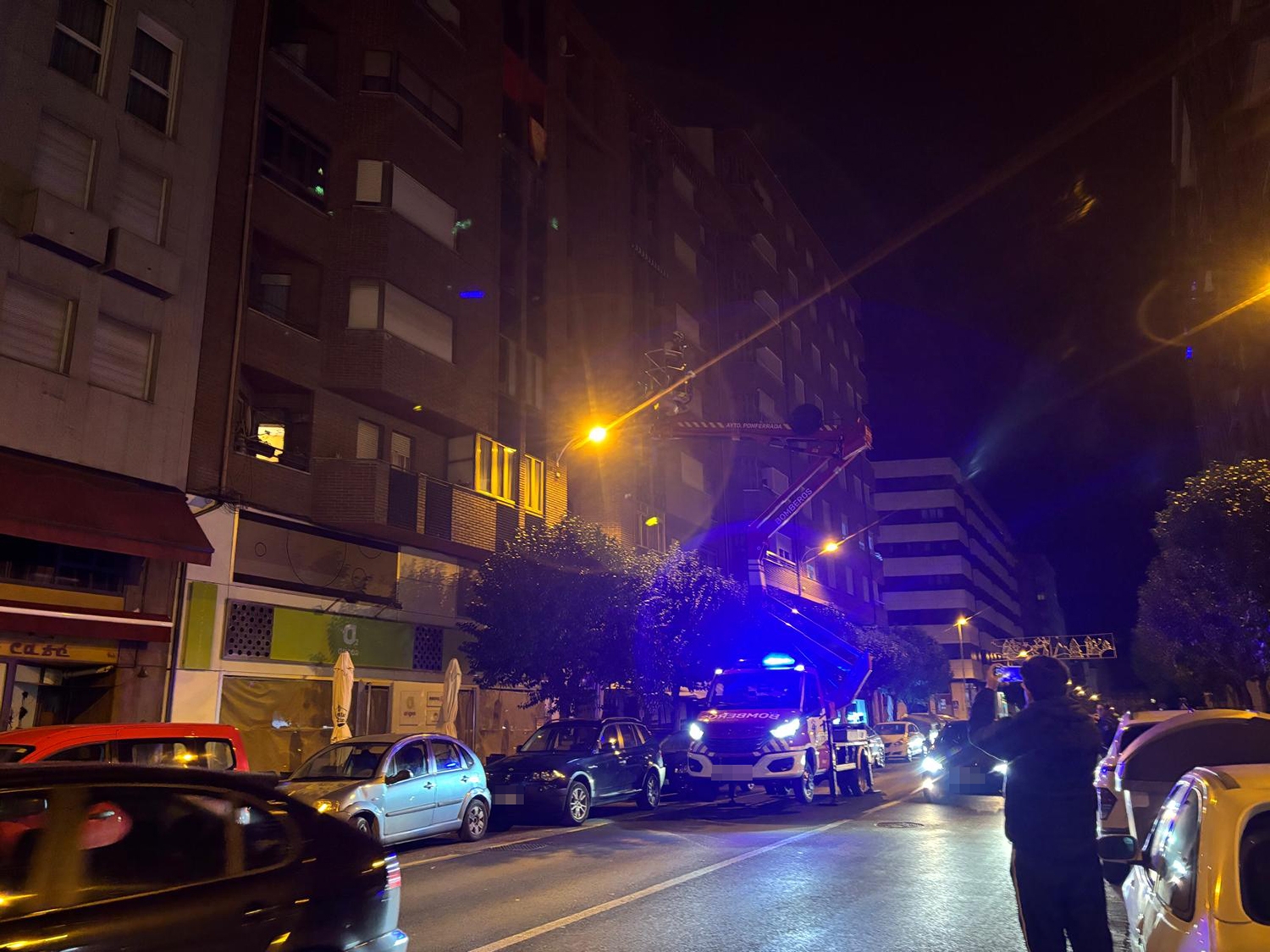 Bomberos de Ponferrada en la Avenida del Castillo Bomberos de Ponferrada en la Avenida del Castillo