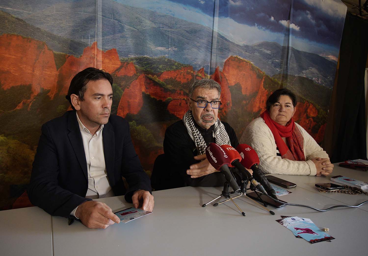 César Sánchez / ICAL. El director del Festival y de Fabularia Teatro, Raúl Gómez (C), junto al alcalde de Priaranza del Bierzo (León), José Reguera, y la consejera de Turismo del Consejo Comarcal del Bierzo, Cristina Pérez, durante la presentación del festival de Otoño en Las Médulas (León)