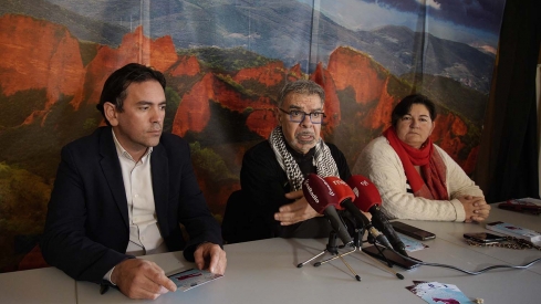 César Sánchez ICAL. El director del Festival y de Fabularia Teatro, Raúl Gómez (C), junto al alcalde de Priaranza del Bierzo, José Reguera, y la consejera de Turismo del Consejo Comarcal del Bierzo, Cristina Pérez, durante la presentación del festival de Otoño en Las Médulas