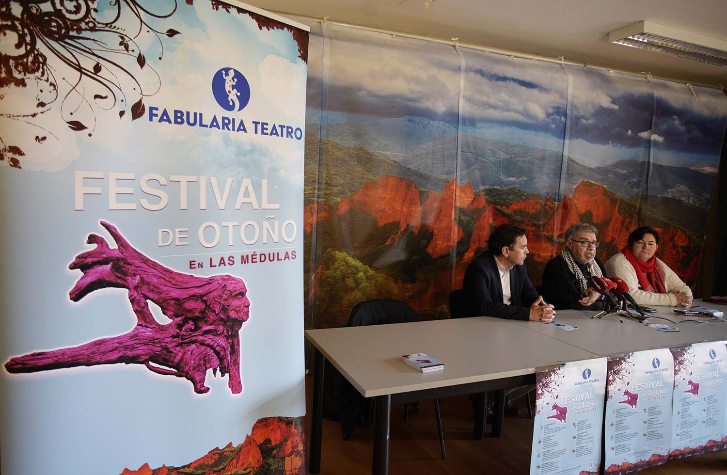 César Sánchez / ICAL. El director del Festival y de Fabularia Teatro, Raúl Gómez (C), junto al alcalde de Priaranza del Bierzo (León), José Reguera, y la consejera de Turismo del Consejo Comarcal del Bierzo, Cristina Pérez, durante la presentación del festival de Otoño en Las Médulas (León)