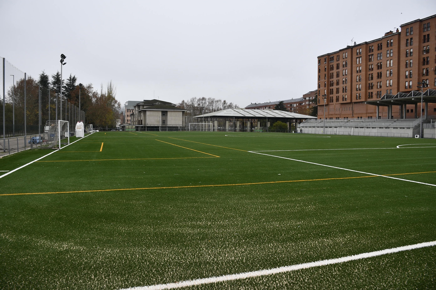 Nuevo césped en el campo Manolo Peña (1) Nuevo césped en el campo Manolo Peña (1)