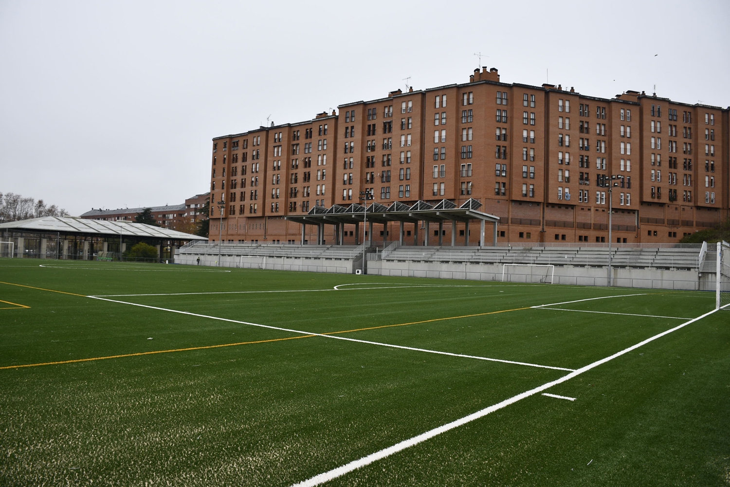 Nuevo césped en el campo Manolo Peña (2) Nuevo césped en el campo Manolo Peña (2)