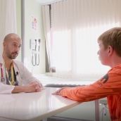 Momento del Cole Tour con el doctor Arias