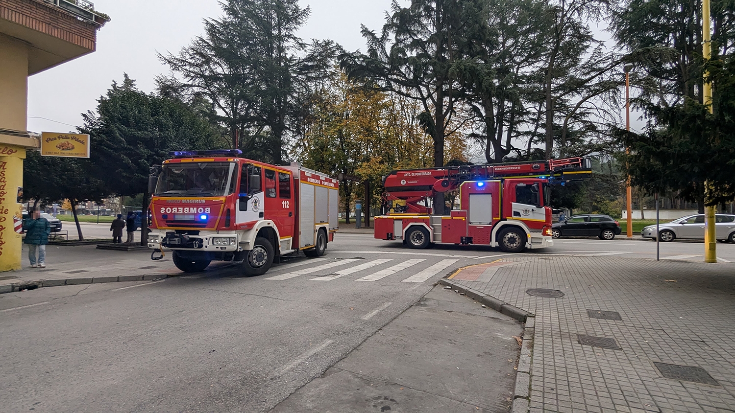 Los Bomberos de Ponferrada recibían en torno a las 16:30 horas de este viernes el aviso sobre un incendio en una vivienda de la capital berciana.