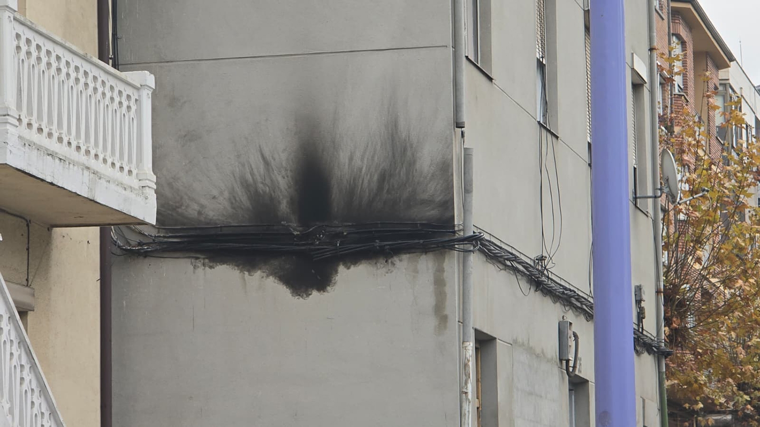 Incendio en un cableado de una fachada en la Avenida de Portugal