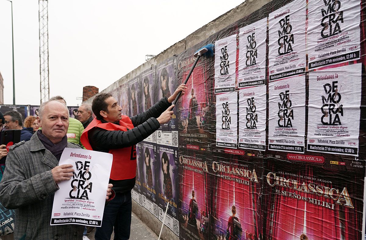 Pegada de carteles de la manifestación convocada para el 27 de noviembre por CCOO y UGT contra la Junta