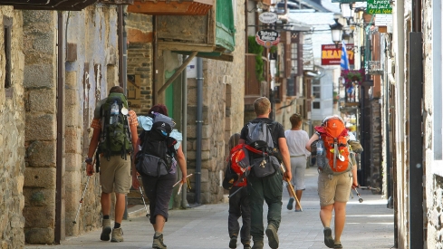 César Sánchez / ICAL. Peregrinos a su paso por la comarca del Bierzo