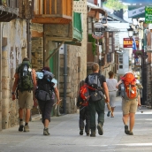 César Sánchez / ICAL. Peregrinos a su paso por la comarca del Bierzo