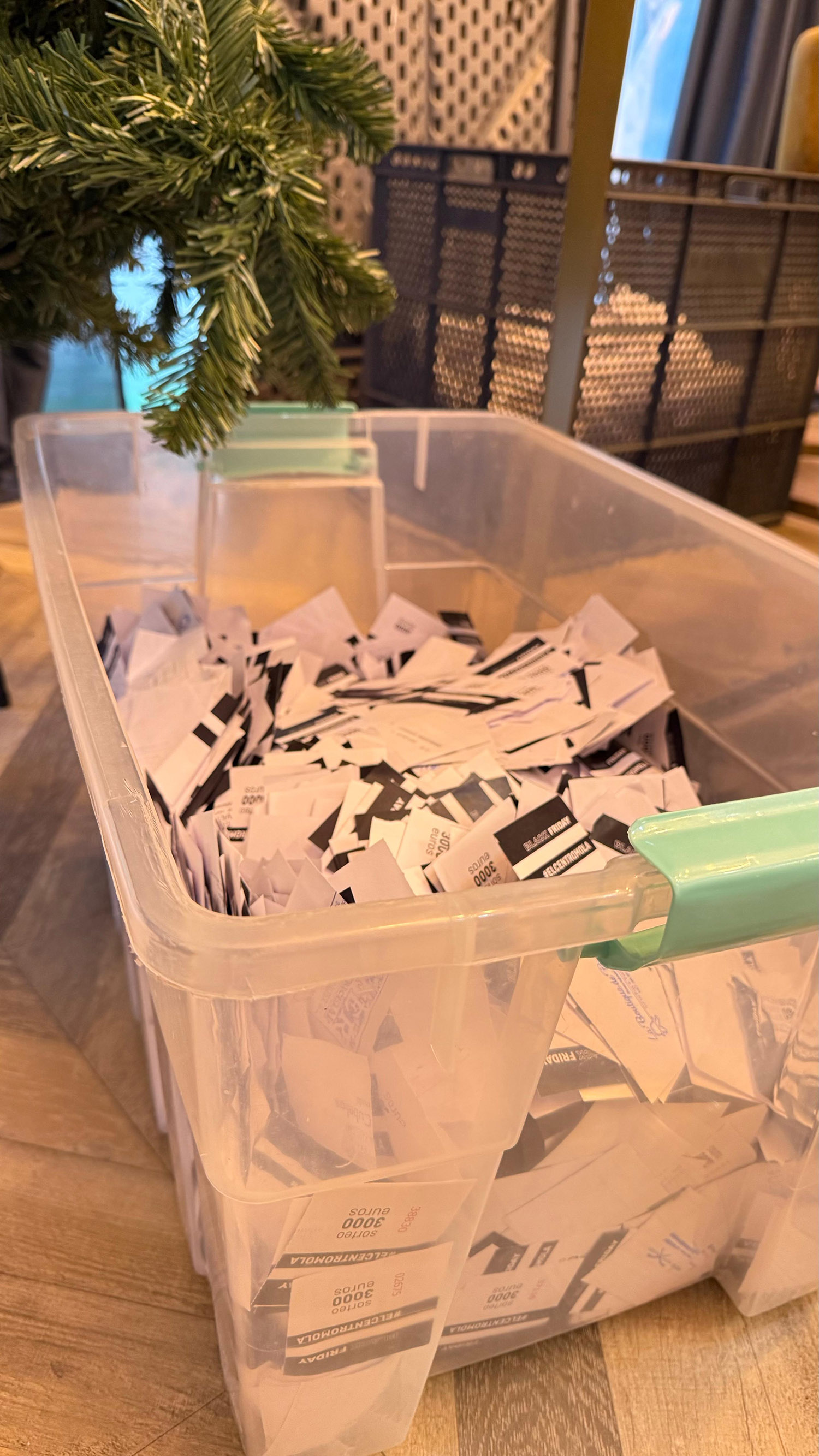 Urna con las papeletas del sorteo de los 3.000 euros