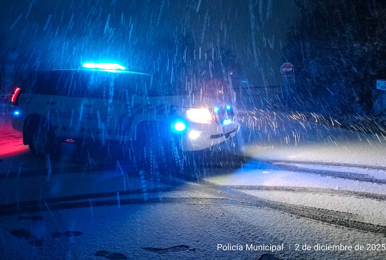 Corte por nieve y hielo en la carretera se Peñalba