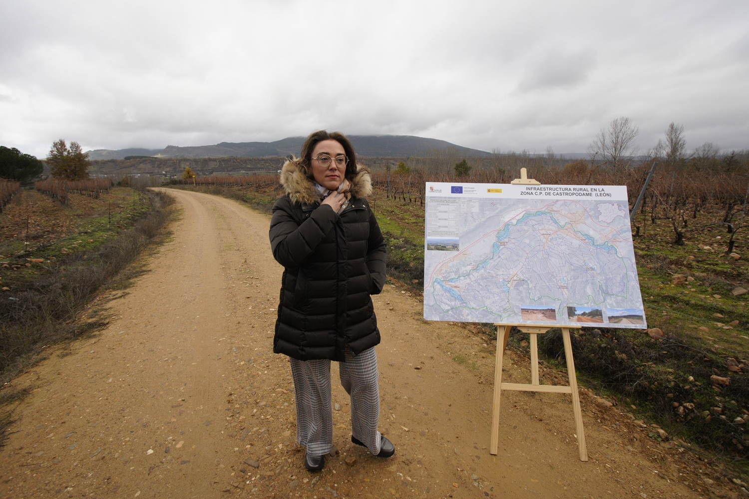 César Sánchez / ICAL . La consejera de Agricultura, Ganadería y Desarrollo Rural, María González Corral, durante su visita a las obras de la infraestructura rural de la concentración parcelaria de Castropodame