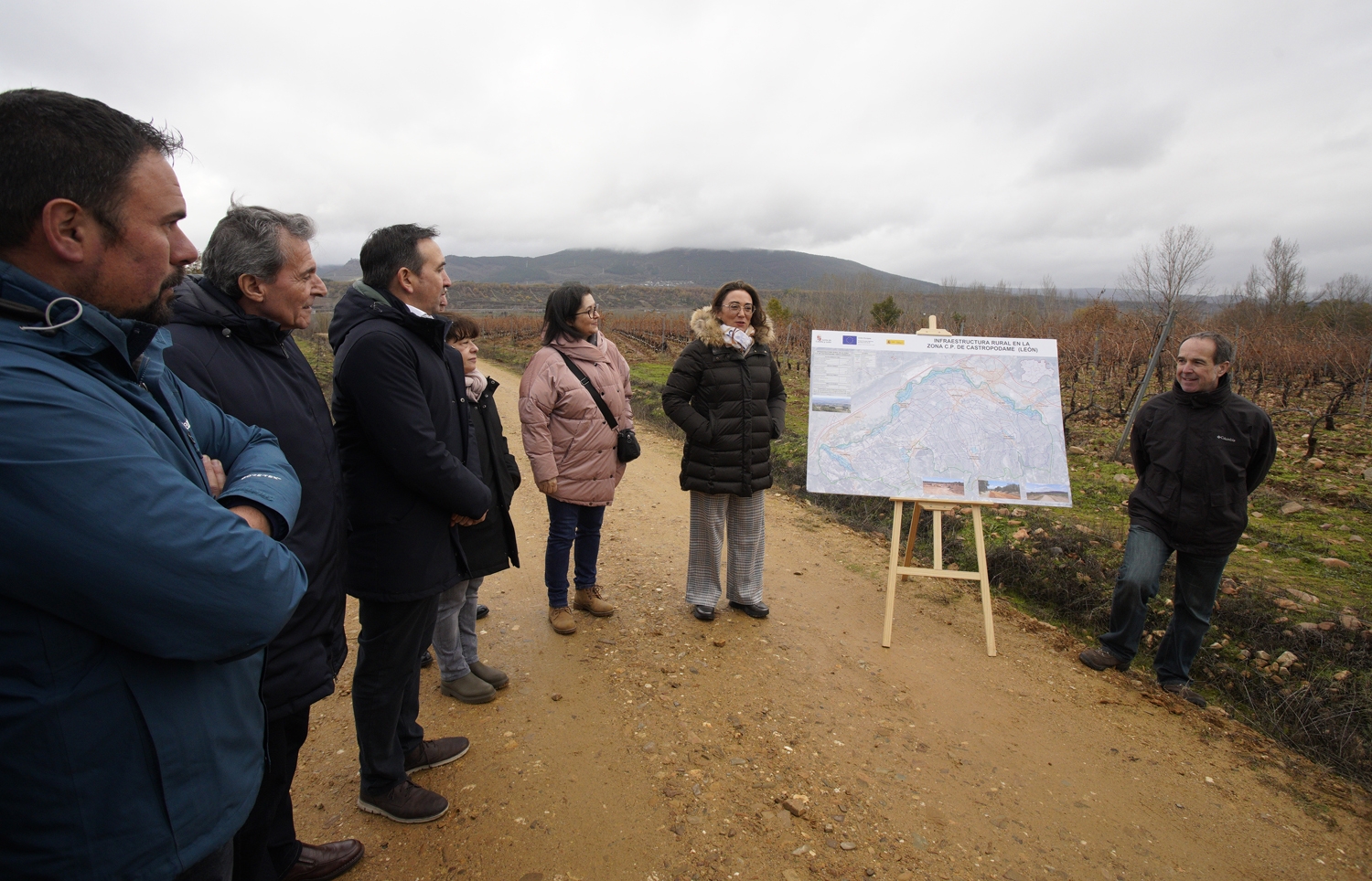 César Sánchez / ICAL . La consejera de Agricultura, Ganadería y Desarrollo Rural, María González Corral, durante su visita a las obras de la infraestructura rural de la concentración parcelaria de Castropodame