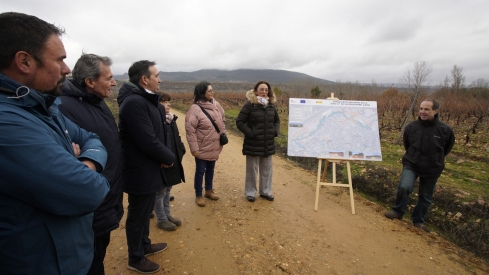 César Sánchez / ICAL . La consejera de Agricultura, Ganadería y Desarrollo Rural, María González Corral, durante su visita a las obras de la infraestructura rural de la concentración parcelaria de Castropodame