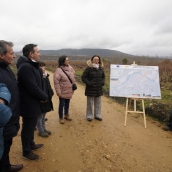 César Sánchez / ICAL . La consejera de Agricultura, Ganadería y Desarrollo Rural, María González Corral, durante su visita a las obras de la infraestructura rural de la concentración parcelaria de Castropodame