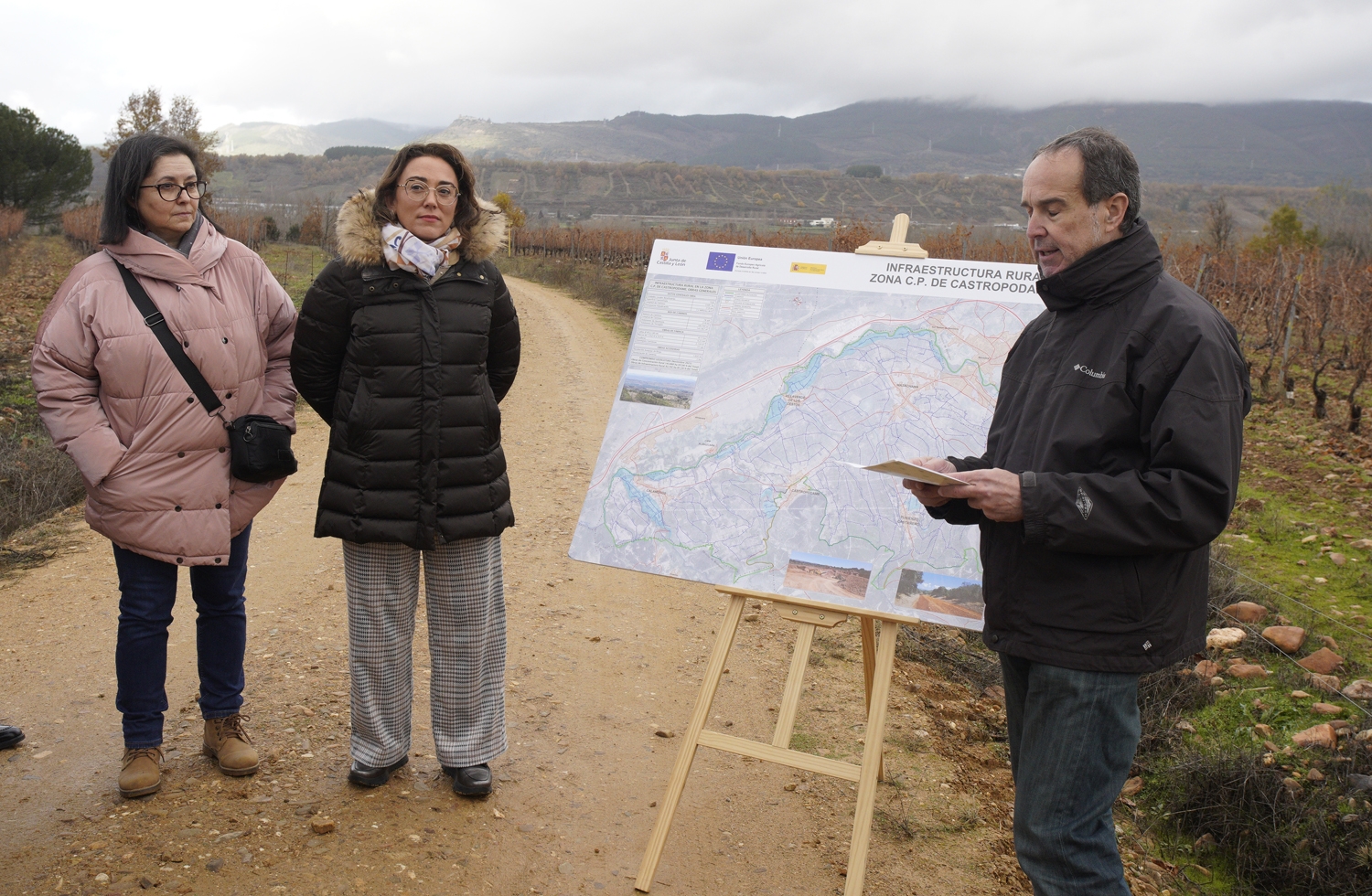 César Sánchez / ICAL . La consejera de Agricultura, Ganadería y Desarrollo Rural, María González Corral, durante su visita a las obras de la infraestructura rural de la concentración parcelaria de Castropodame