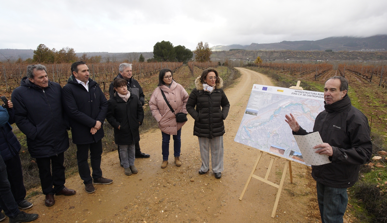 César Sánchez / ICAL . La consejera de Agricultura, Ganadería y Desarrollo Rural, María González Corral, durante su visita a las obras de la infraestructura rural de la concentración parcelaria de Castropodame