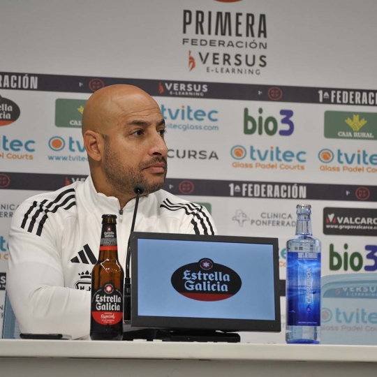 Mehdi Nafti en rueda de prensa