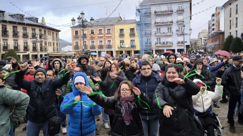 Más de 800 personas resisten a la lluvia para bailar por la inclusión en el Día de las Personas con Discapacidad en Ponferrada