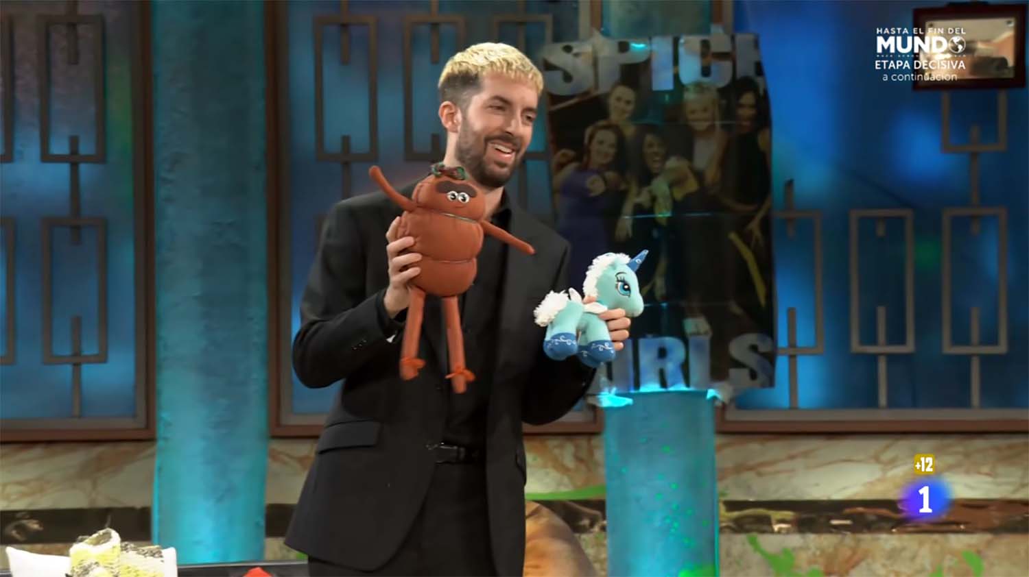 Broncano con el peluche del Botillo