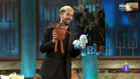 Broncano con el peluche del Botillo