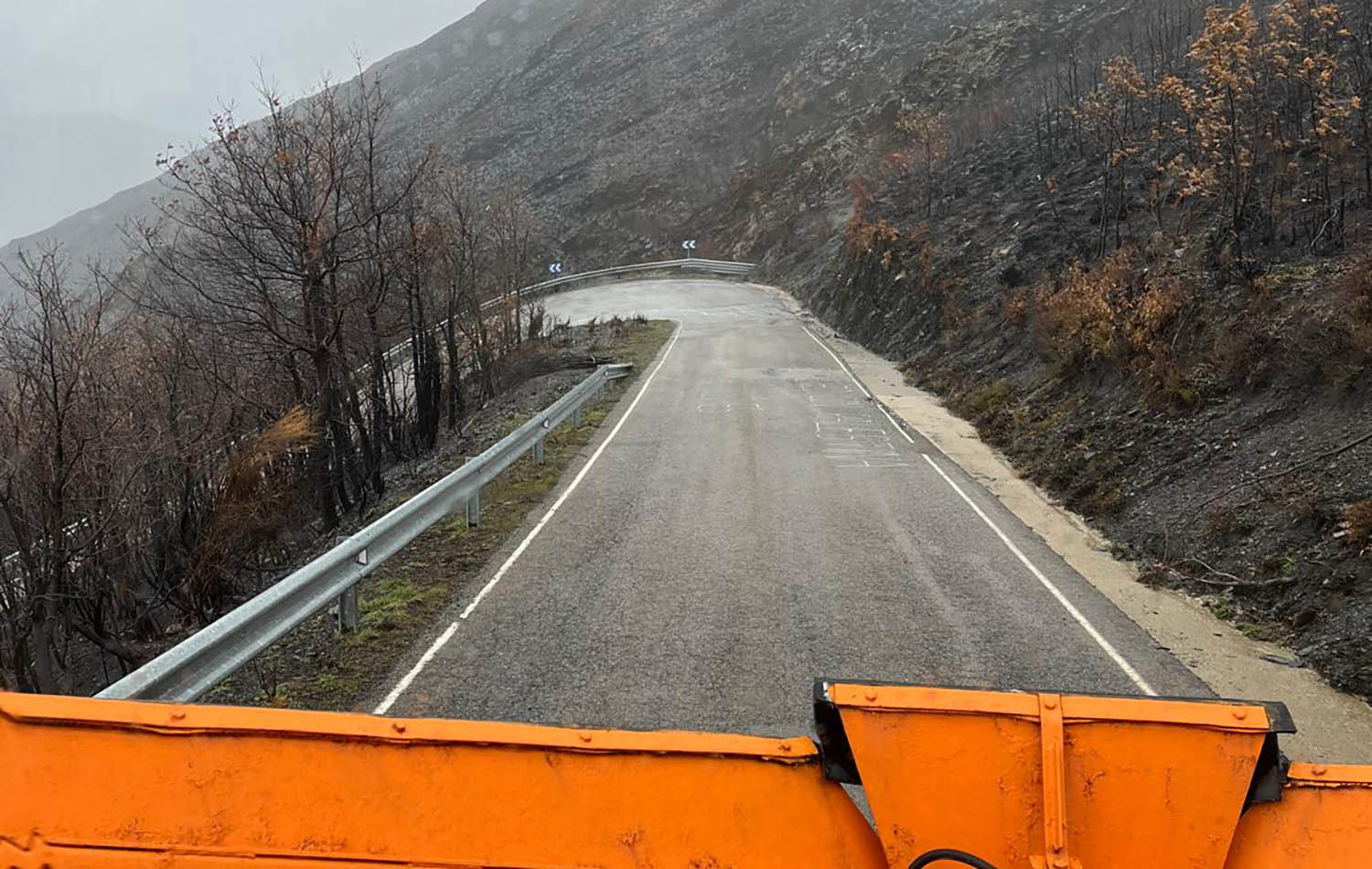 Foto de la quitanieves en la carretera de Peñalba de Santiago