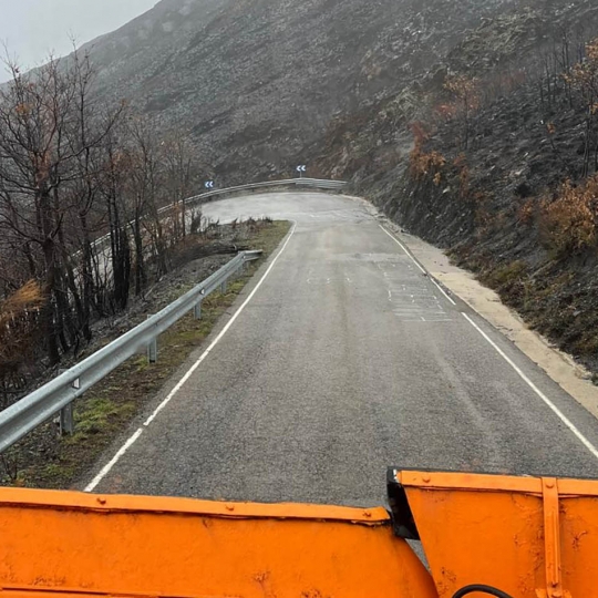 Foto de la quitanieves en la carretera de Peñalba de Santiago
