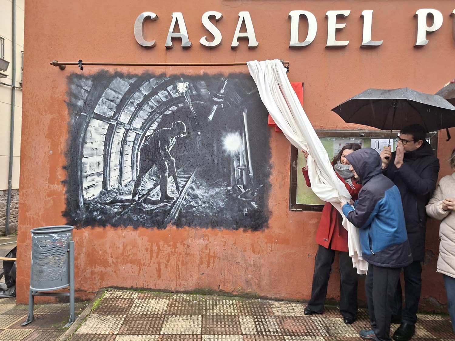 Mural minero en Torre del Bierzo Mural minero en Torre del Bierzo
