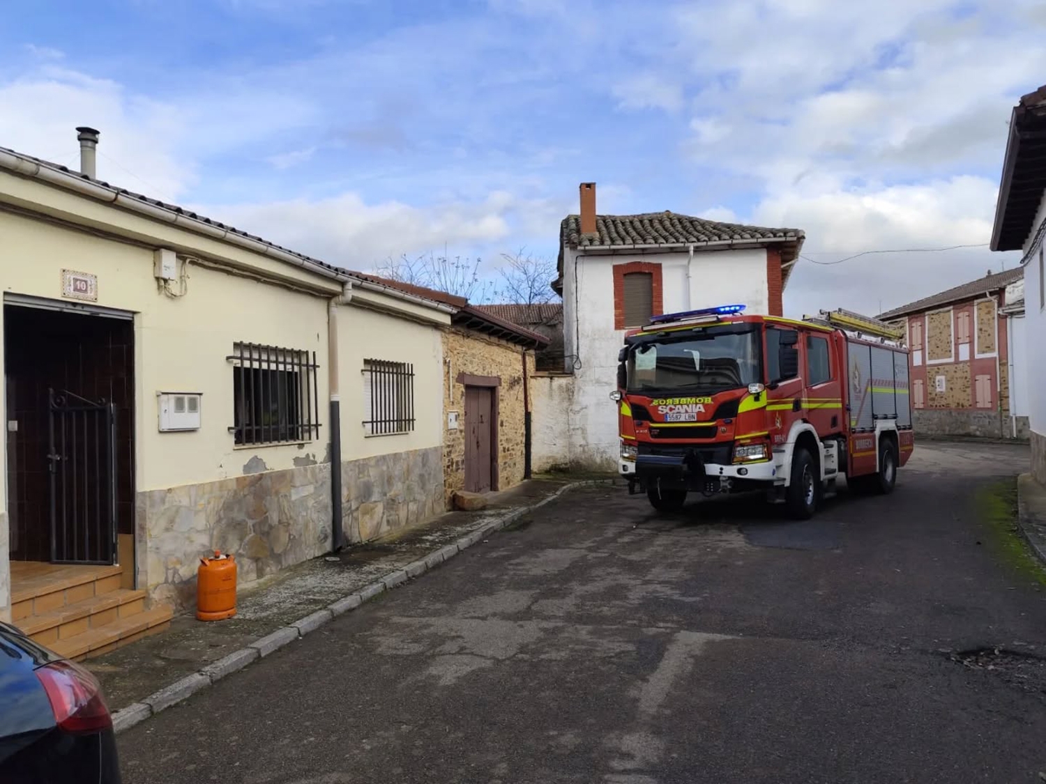 Bomberos de la Diputación de León en Brazuelo para asistir a las dos personas intoxicadas