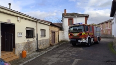 Bomberos de la Diputación de León en Brazuelo para asistir a las dos personas intoxicadas Bomberos de la Diputación de León en Brazuelo para asistir a las dos personas intoxicadas