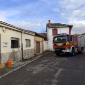 Bomberos de la Diputación de León en Brazuelo para asistir a las dos personas intoxicadas Bomberos de la Diputación de León en Brazuelo para asistir a las dos personas intoxicadas