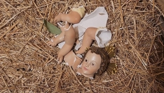 Destrozan la figura del niño Jesús del portal de Belén de Bembibre | Foto: Ayuntamiento de Bembibre Destrozan la figura del niño Jesús del portal de Belén de Bembibre | Foto: Ayuntamiento de Bembibre