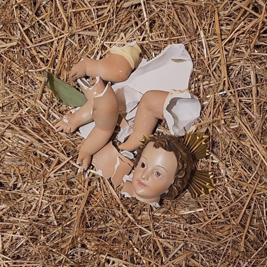 Destrozan la figura del niño Jesús del portal de Belén de Bembibre | Foto: Ayuntamiento de Bembibre Destrozan la figura del niño Jesús del portal de Belén de Bembibre | Foto: Ayuntamiento de Bembibre
