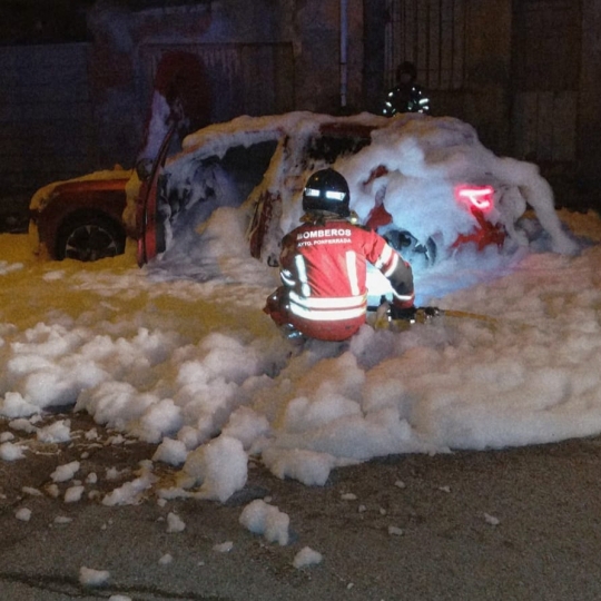 Incendio de un coche híbrido en Ponferrada Incendio de un coche híbrido en Ponferrada
