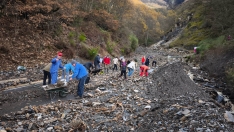 Vecinos de Peñalba limpiando la carretera de acceso Vecinos de Peñalba limpiando la carretera de acceso