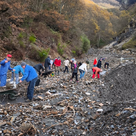 Vecinos de Peñalba limpiando la carretera de acceso