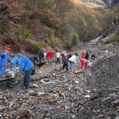 Vecinos de Peñalba limpiando la carretera de acceso