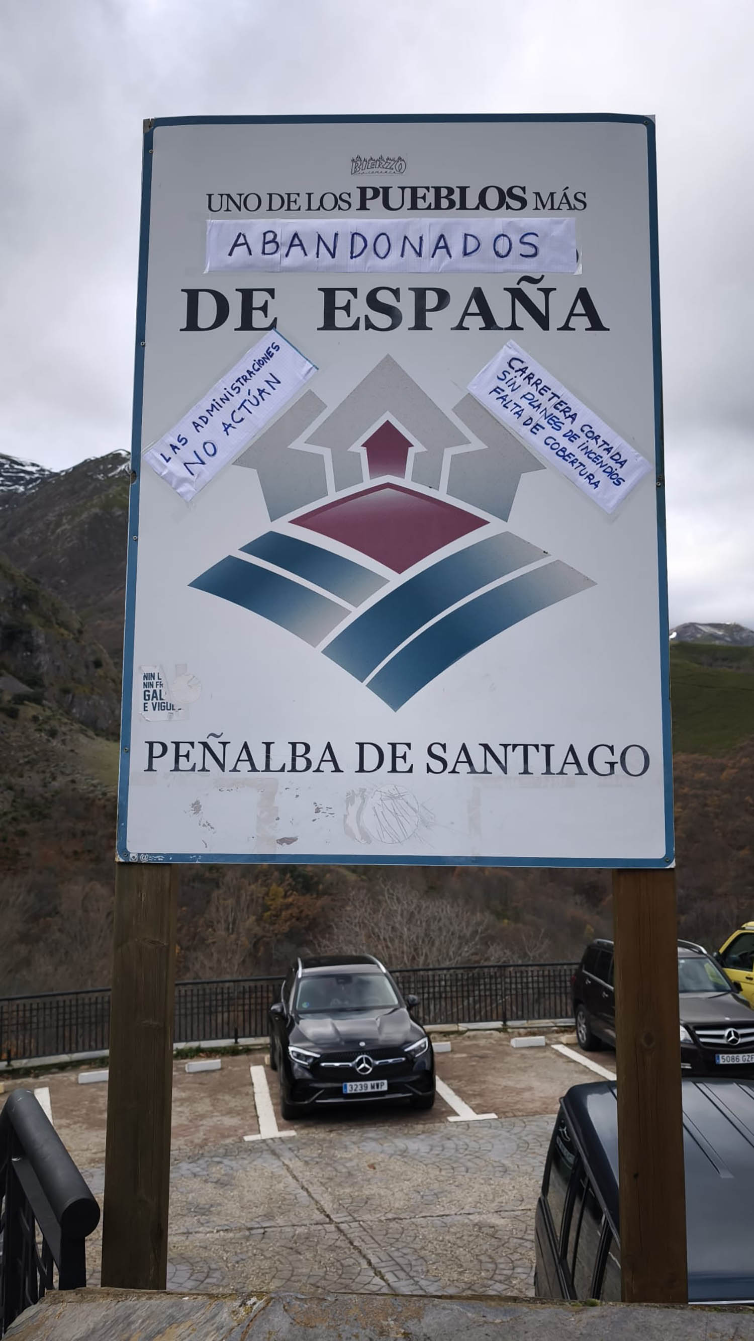 Vecinos de Peñalba limpiando la carretera de acceso y mensajes reivindicativos Vecinos de Peñalba limpiando la carretera de acceso y mensajes reivindicativos