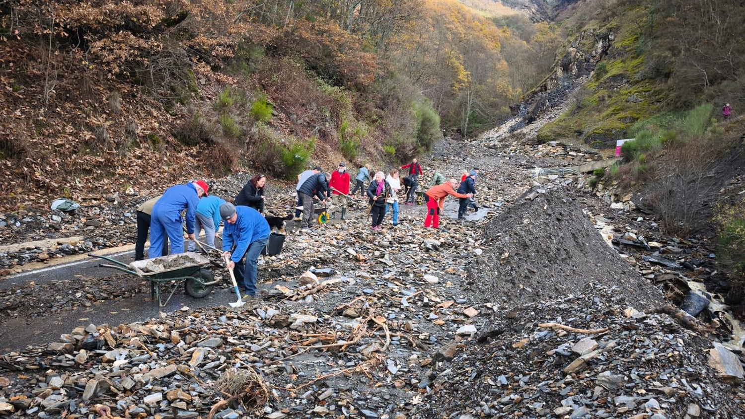 Vecinos de Peñalba limpiando la carretera de acceso